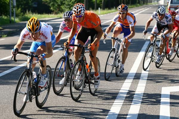Tyler Farrar (Garmin-Slipstream) joins the rest of the peloton scrambling for wheels
