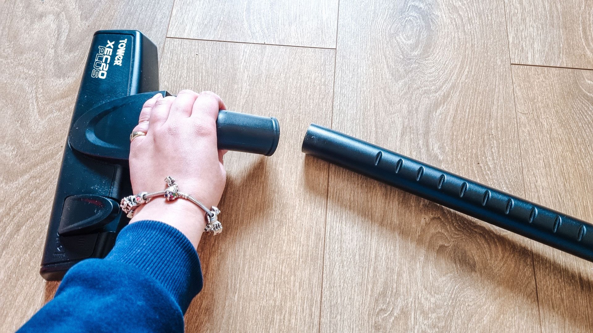 Sikat vakum dipasang ke selang vakum