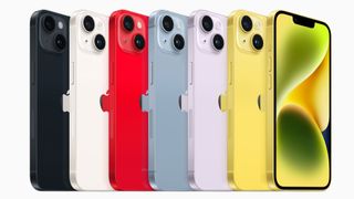 Ett gäng iPhone 14-modeller står uppradade i färgerna de finns tillgängliga i.