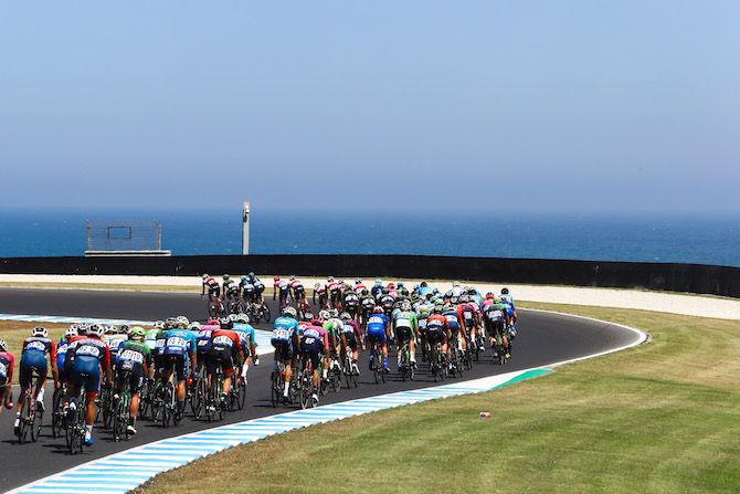 The peloton snakes around a bend at the Phillip Island GP Circuit on stage 1 of the 2019 Herald Sun Tour