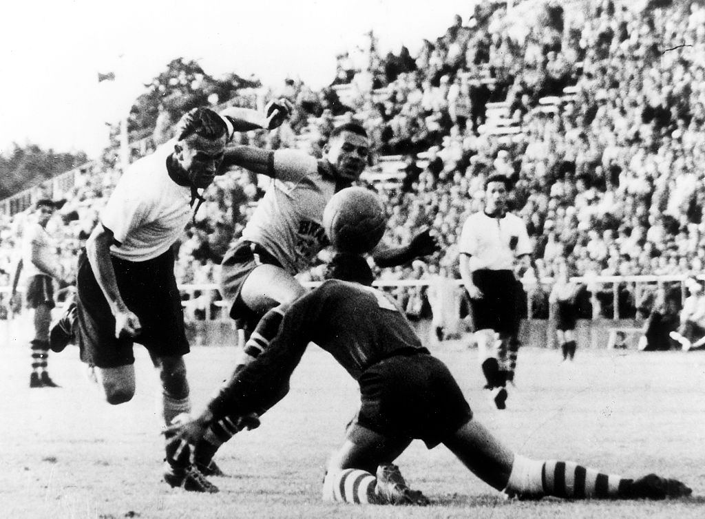 (Eingeschränkte Rechte für bestimmte redaktionelle Kunden in Deutschland. Limited rights for specific editorial clients in Germany.) Football, quarter final between Germany and Brazil (4:2 ) German player Kurt Sommerlatt scoring a goal with a header - July 1952 (Photo by ullstein bild/ullstein bild via Getty Images)