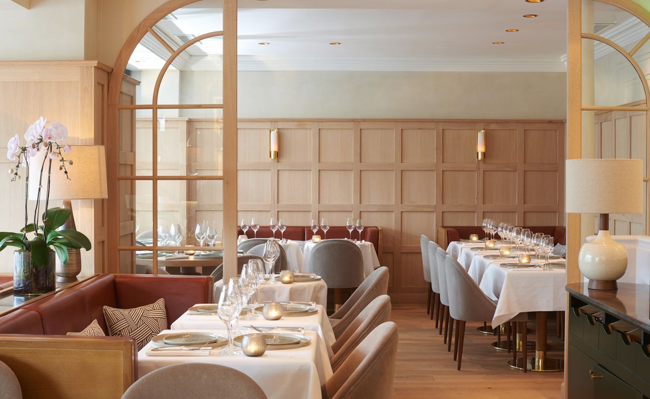 Set tables in restaurant in Paris