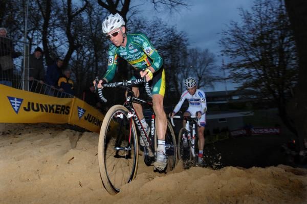 Sven Nys leads Kevin Pauwels through the sand