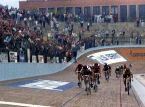 Sean Kelly sprints to victory in the 1985 Lombardia, the Irishman's second career win at the Italian Classic.