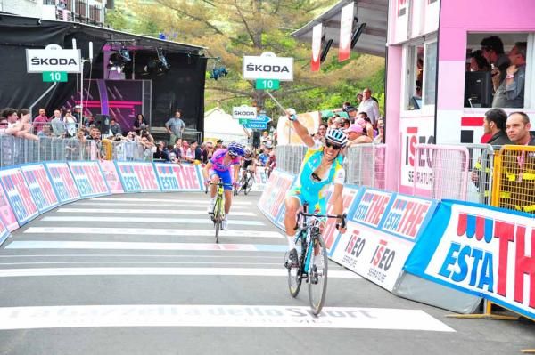 Paolo Tiralongo (Astana) wins stage 7 of the 2012 Giro d'Italia.