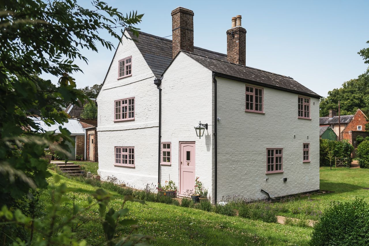 cottage in Kent with a pink door