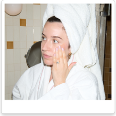Deputy beauty editor Grace Lindsay applying skincare