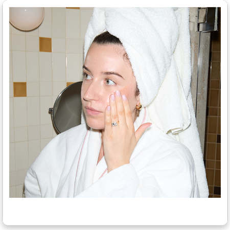 Deputy beauty editor Grace Lindsay applying skincare