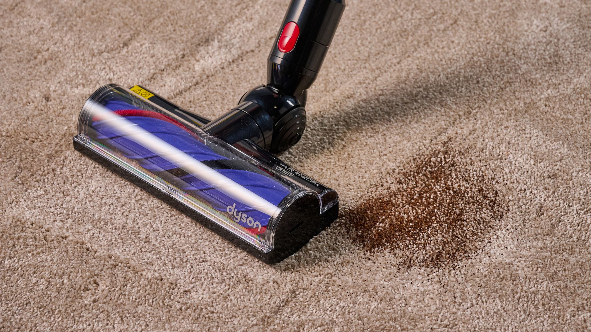 Dyson V8 Cyclone recogiendo polvo fino