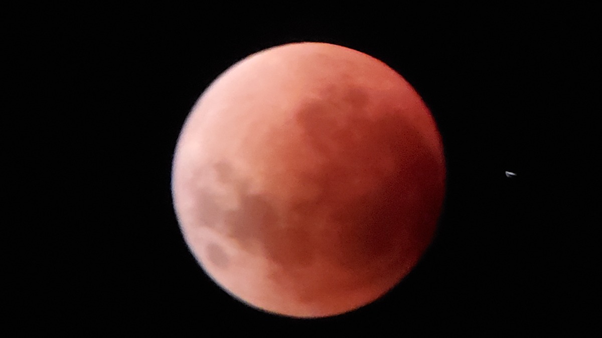 Die Super Flower Blood Moon Eclipse war vom 15. bis 16. Mai 2022 von Yucatán, Mexiko aus sichtbar.