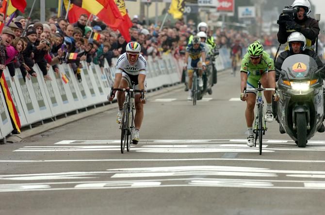 Peter Sagan (Cannondale) beats Philippe Gilbert (BMC)