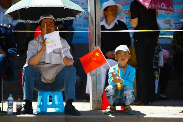A kid with the China flag at Linchang Road