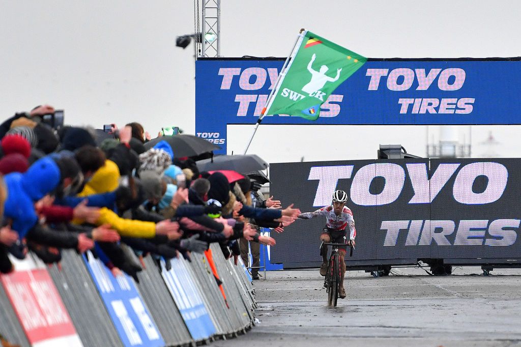 KOKSIJDE BELGIUM NOVEMBER 21 Eli Iserbyt of Belgium and Team Pauwels Sauzen Bingoal celebrates winning the 50th Koksijde UCI CycloCross Worldcup 2021 Mens Elite CXWorldCup on November 21 2021 in Koksijde Belgium Photo by Luc ClaessenGetty Images