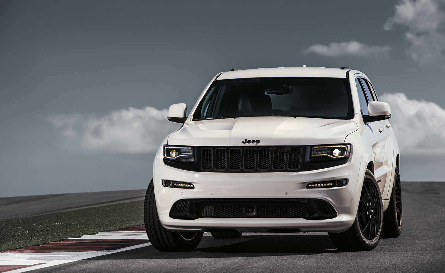 Jeep Grand Cherokee Images - Interior & Exterior Photo Gallery [150+ Images]  - CarWale