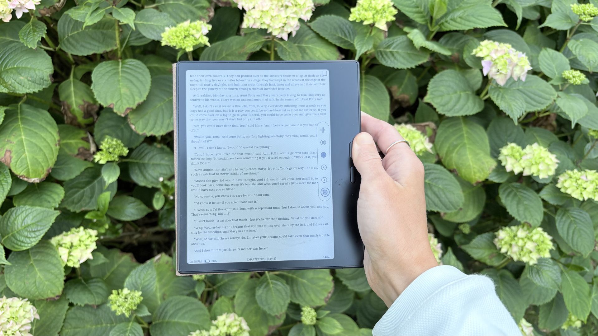 BOOX Go Colour Gen 2 eReader showing the page turn buttons