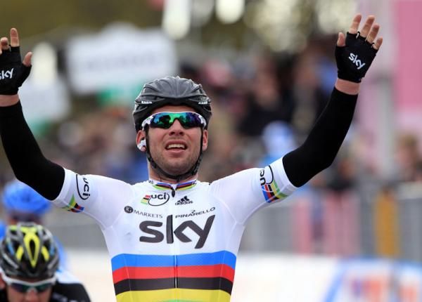 Mark Cavendish wins the sprint ahead of Goss and Soupe
