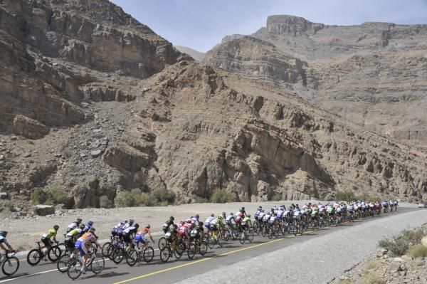 The peloton in stage 3 in Oman