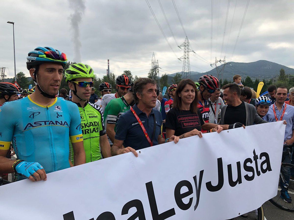 The #PorUnaLeyJusta campaign is trying to improve road safety laws to better protect cyclists
