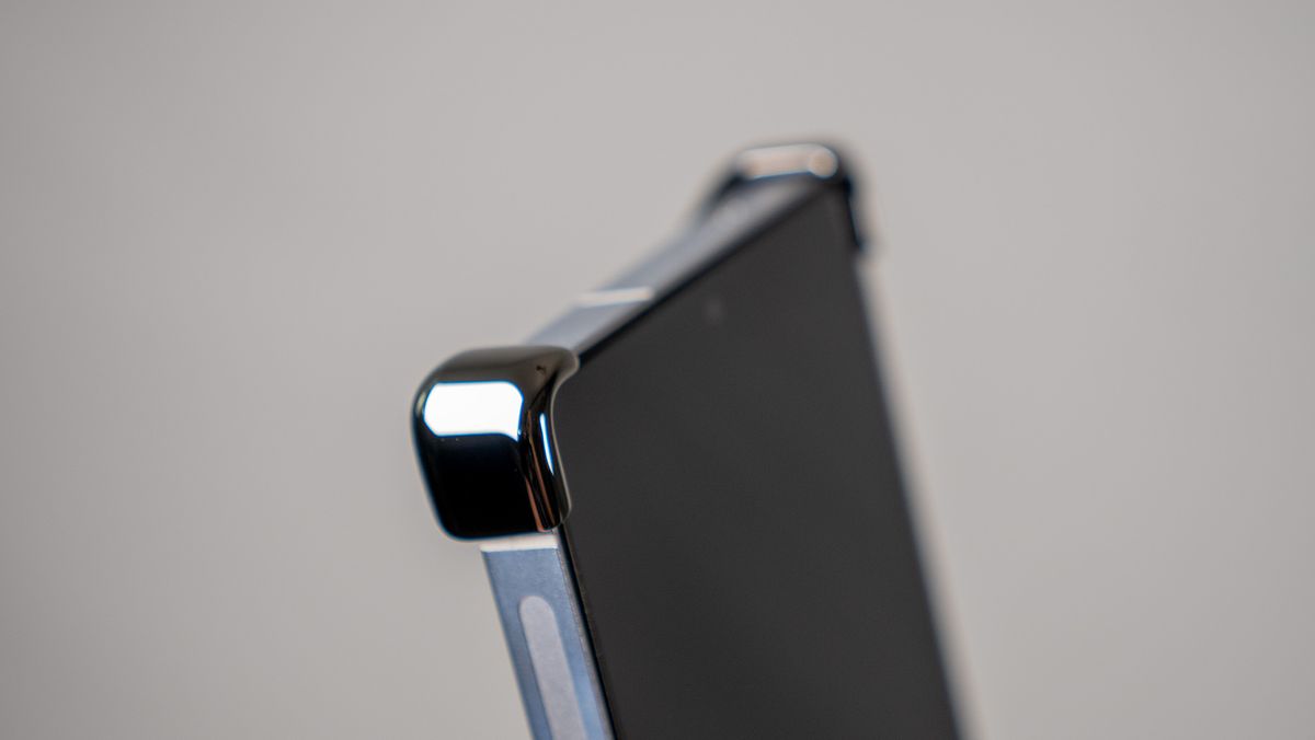 The Aluminum Graphite Arc Pulse case for the Samsung Galaxy S25 Ultra