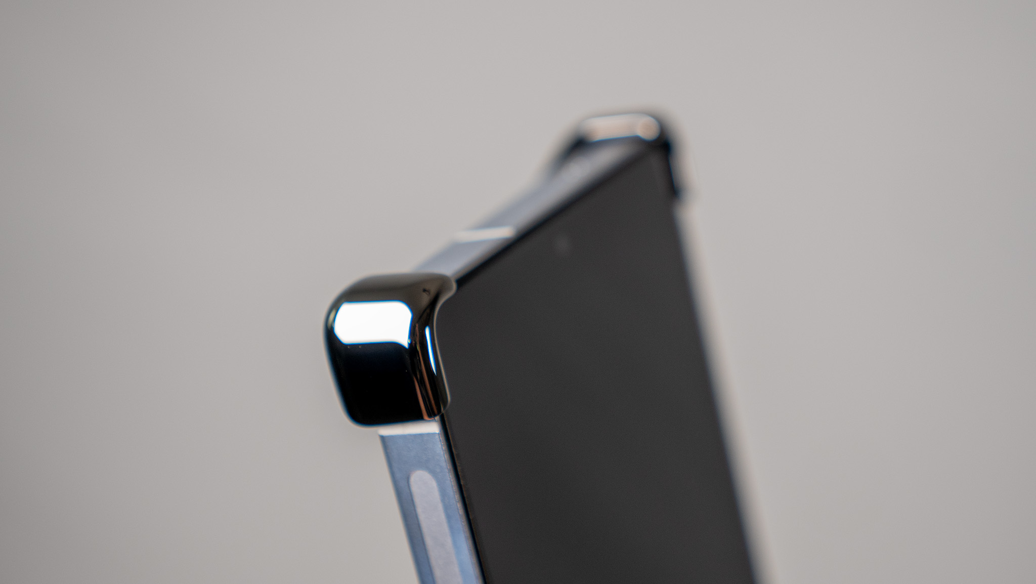 The Aluminum Graphite Arc Pulse case for the Samsung Galaxy S25 Ultra
