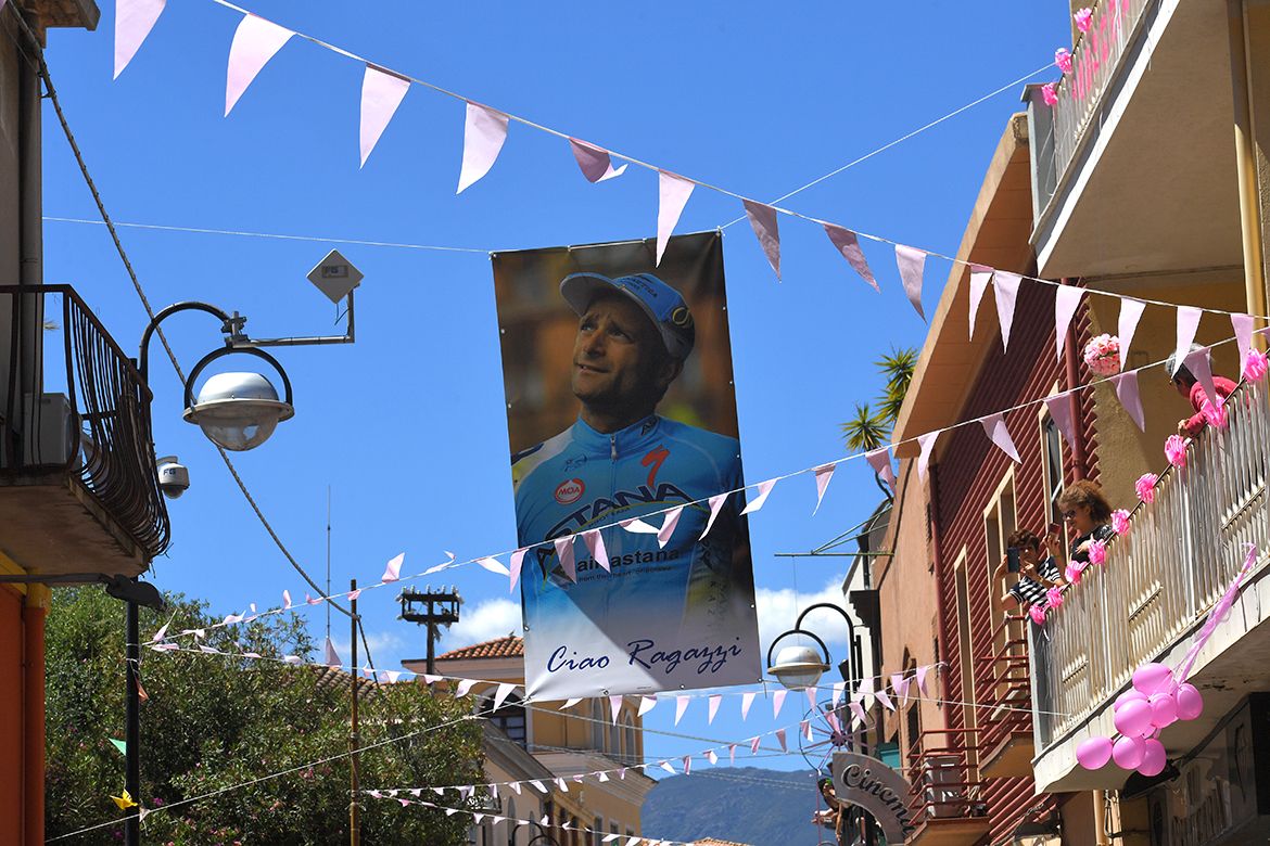 A town along the Giro route pays tribute to Michele Scarponi.