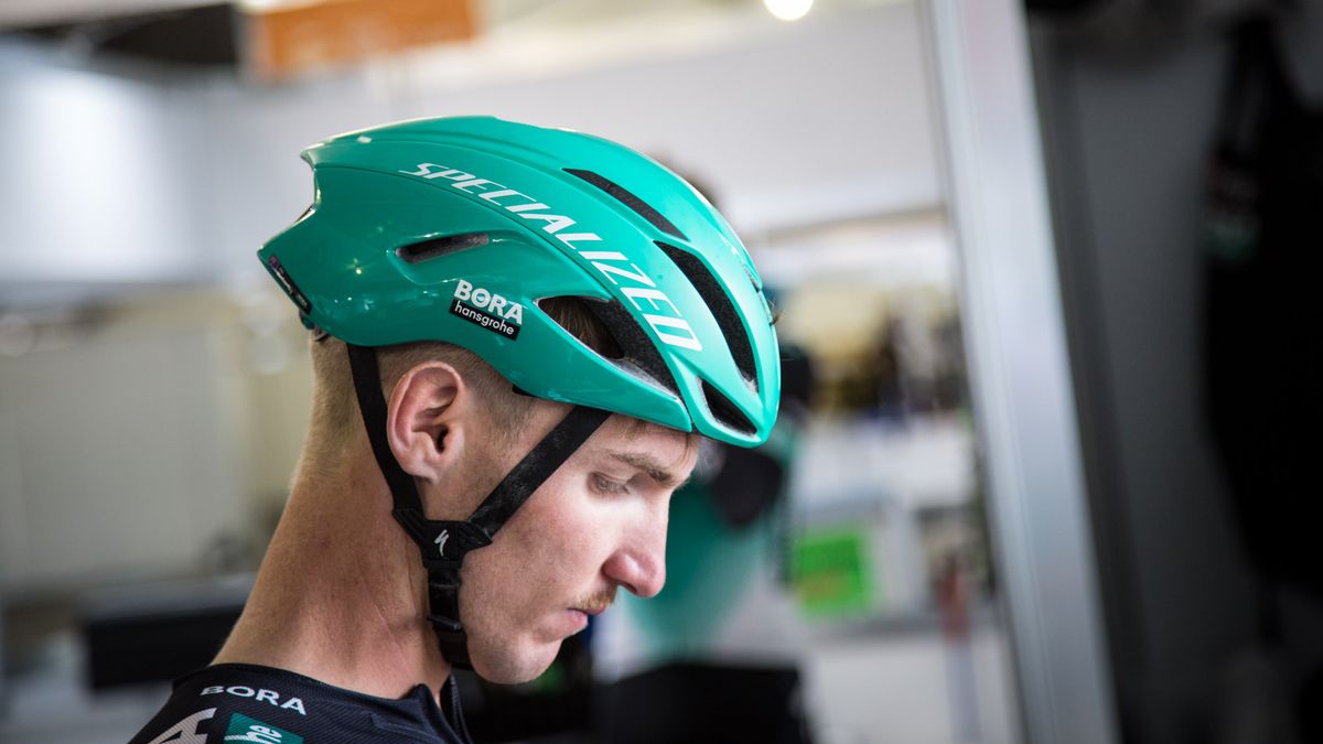 A few of the other riders were wearing what appears to be an Evade 2