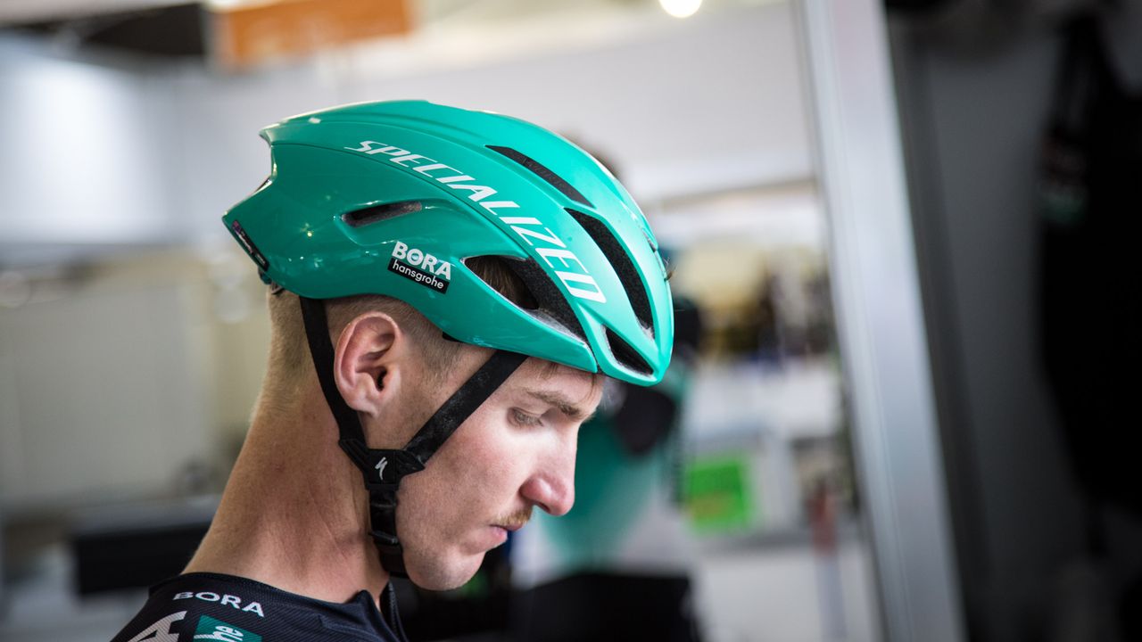 A few of the other riders were wearing what appears to be an Evade 2