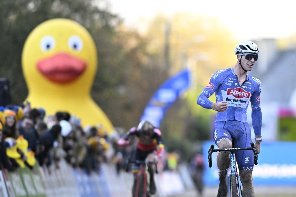 Belgian Niels Vandeputte celebrates as he crosses the finish line to win the men elite race of the &#039;Flandriencross&#039; cyclocross cycling event, stage 3/8 in the &#039;X20 Badkamers Trofee&#039; competition, Sunday 17 November 2024 in Hamme.
BELGA PHOTO JASPER JACOBS (Photo by JASPER JACOBS / BELGA MAG / Belga via AFP)