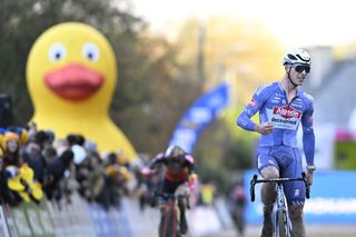 Flandriencross: Niels Vandeputte takes biggest win of his career after battle with Eli Iserbyt