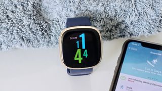 La Fitbit Versa 3 vue de face avec l'heure