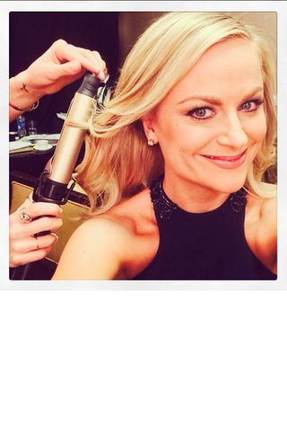 Amy Poehler Gets Her Hair Curled For The Golden Globes 2014