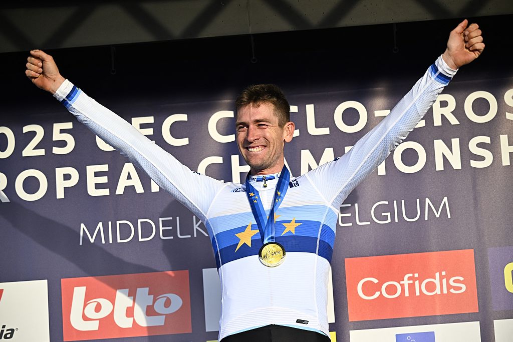 Belgian Toon Aerts celebrates his golden medal on the podium of the elite men race at the UEC Cyclocross European Championships, Sunday 09 November 2025, in Middelkerke.BELGA PHOTO JASPER JACOBS (Photo by JASPER JACOBS / BELGA MAG / Belga via AFP)