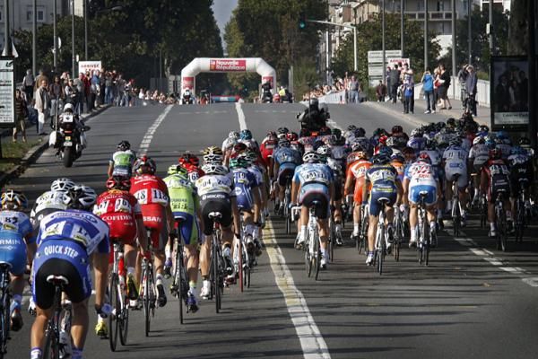 The peloton all together heading into the finale