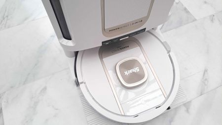 Shark PowerDetect Thermacharged on tiled floor