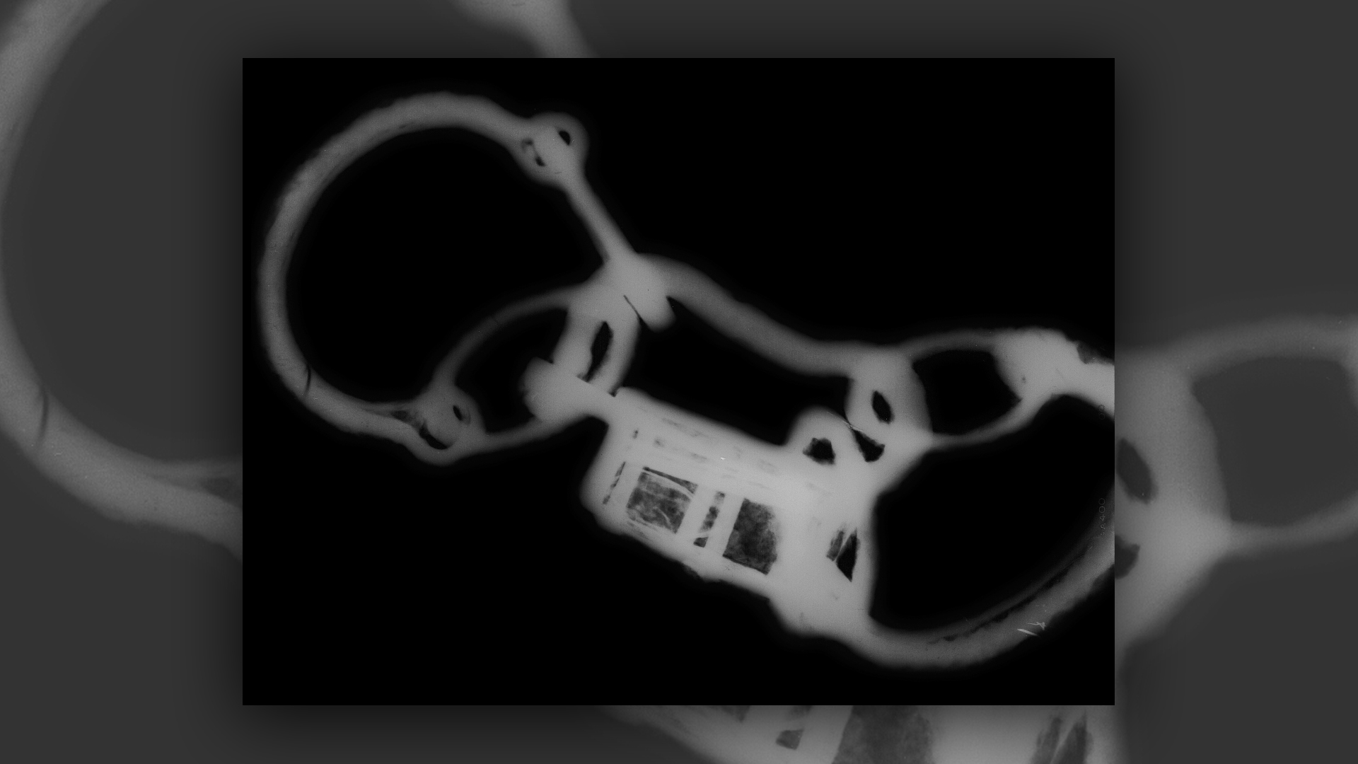 An X-ray of the Great Casterton shackles and padlock.