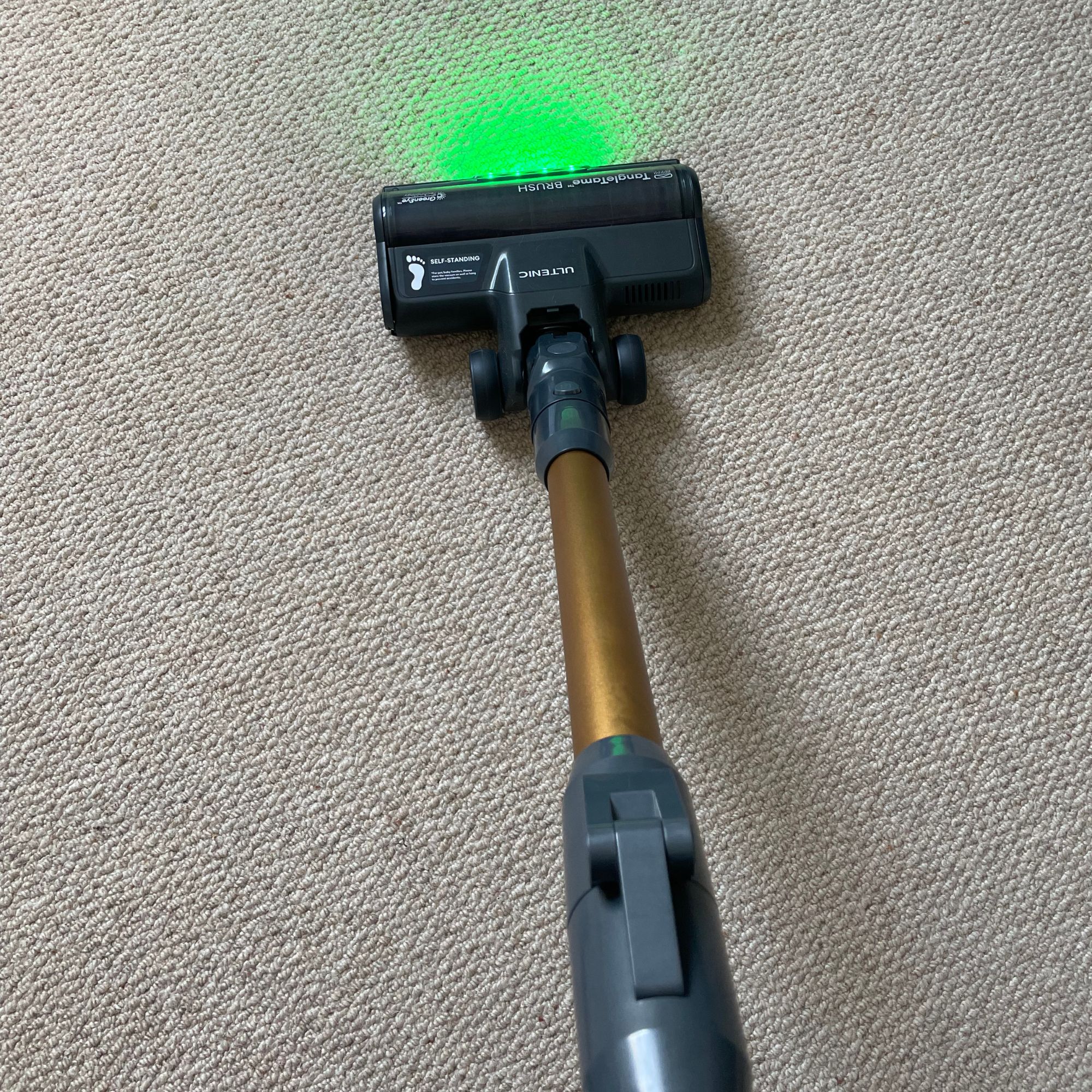 Ultenic U20 vacuum on carpet