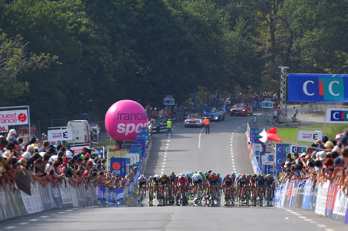 The pack hits the finishing straight at the Bretagne Classic.