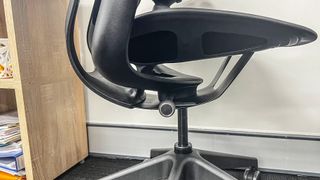 Comfort Dial and frame structure on the Steelcase Karman