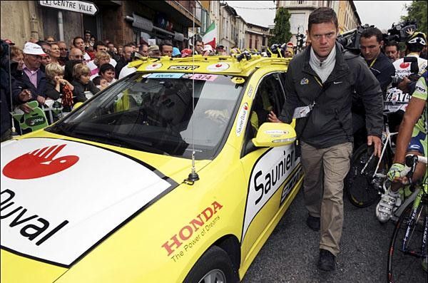 The car with Ricc&ograve; and a police officer inside drives off