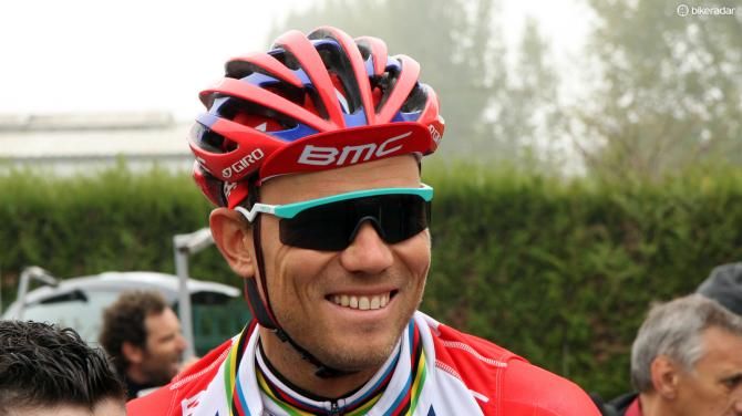 Norwegian colors for Thor Hushovd's (BMC) Giro Aeon helmet, plus a pair of throwback Oakley Razor Blades