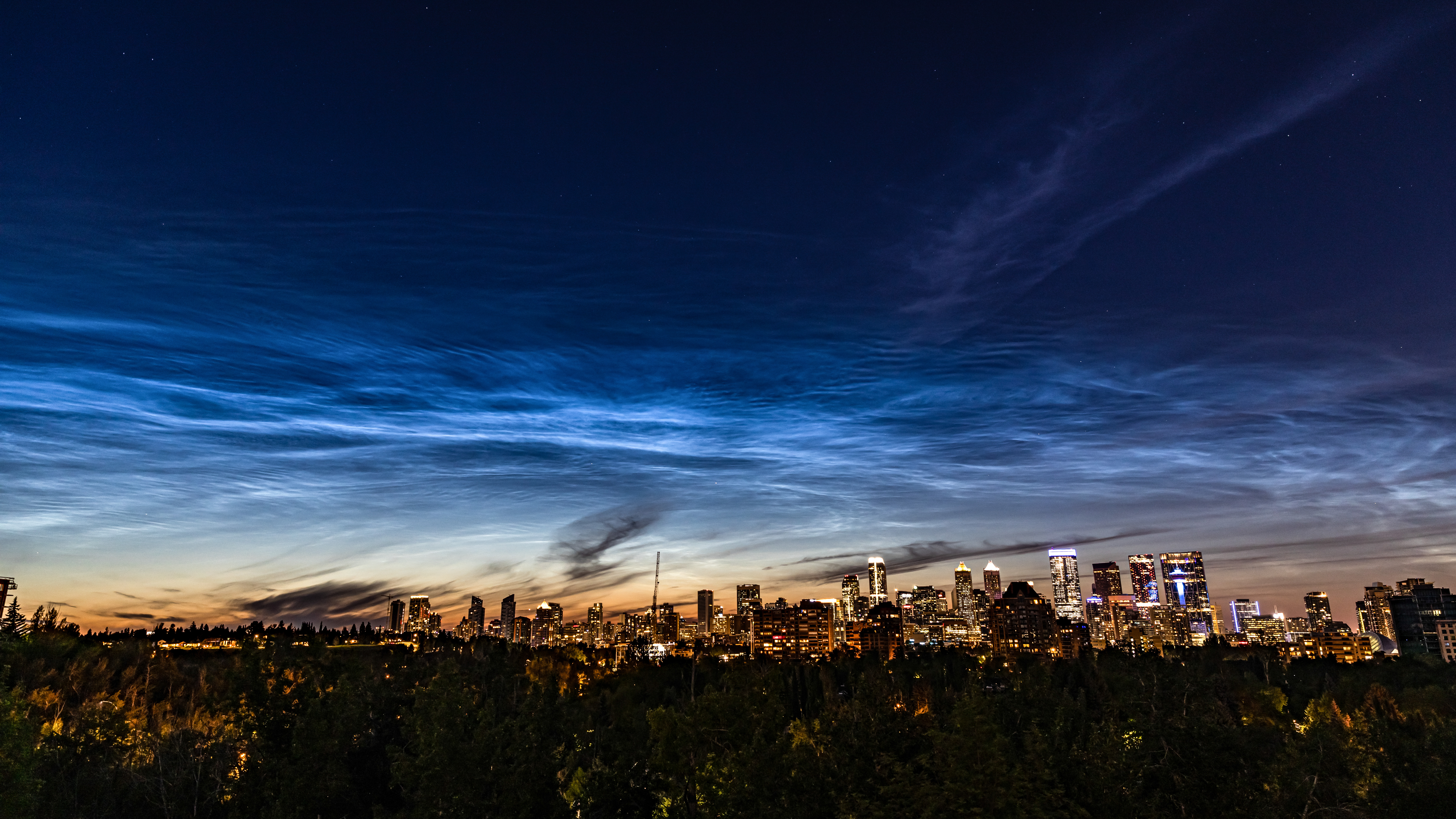 Nubes nocturnas sobre Calgary, Canadá.  Canon EOSR