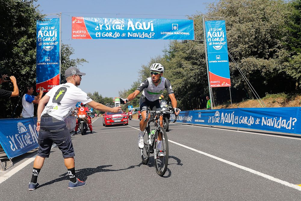 Omar Fraile gets a hand up during stage 6 of the Vuelta a Espana