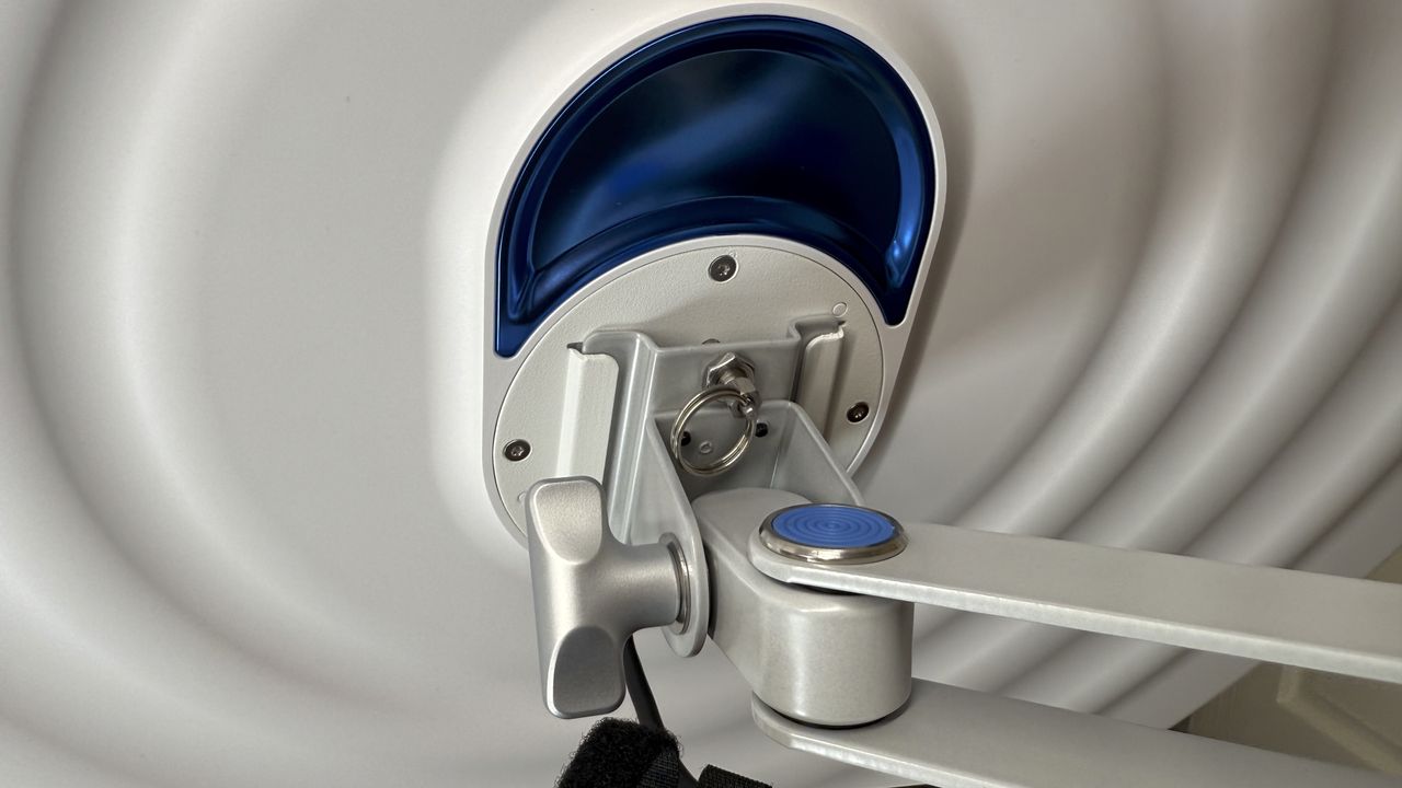 Close up of the Amaran Verge locking mechanism. It has a spring-clip to ensure the light can&rsquo;t slip from the mount.
