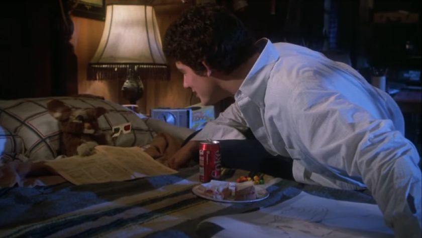 Zach Galligan and Gizmo in Gremlins