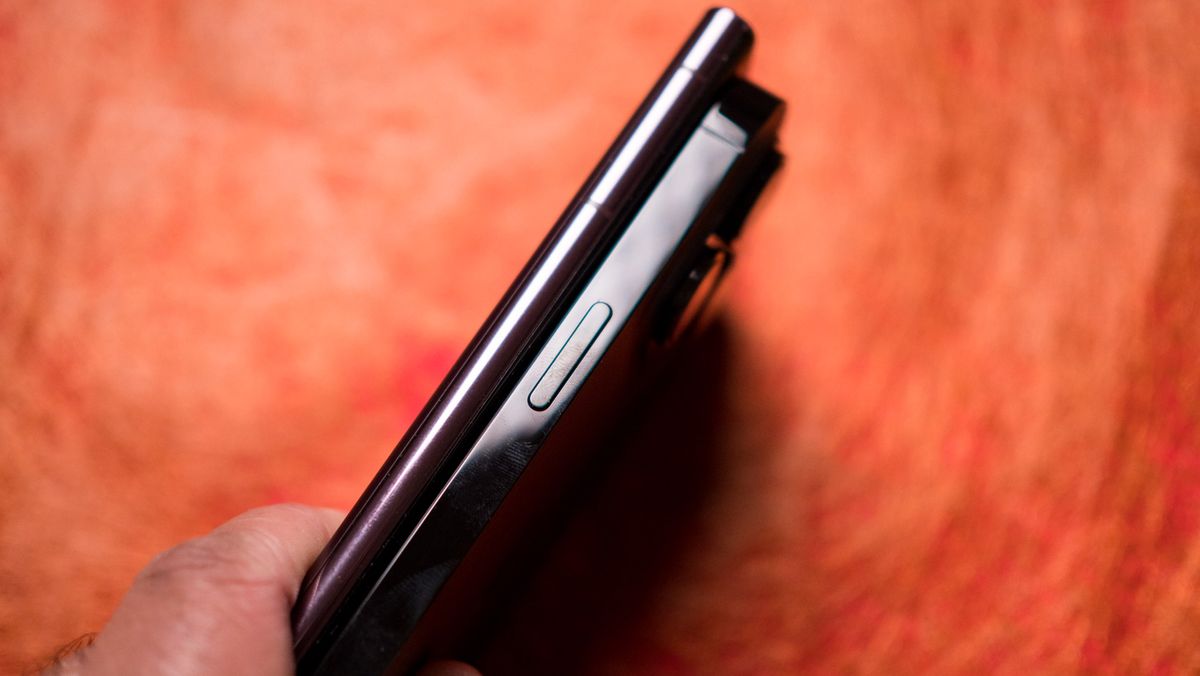 Samsung Galaxy S22 Ultra vs. Apple iPhone 14 Pro