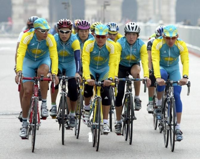 2004 Worlds: Alexandre Vinokourov leads the Kazakhstan team on a training ride in Vernon, Italy