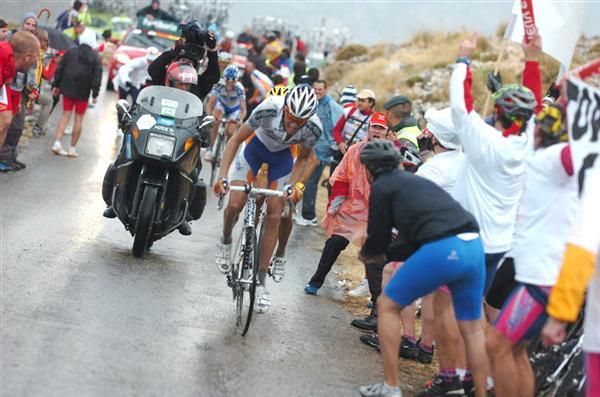 Robert Gesink (Rabobank) tried in vain to move away from Valverde