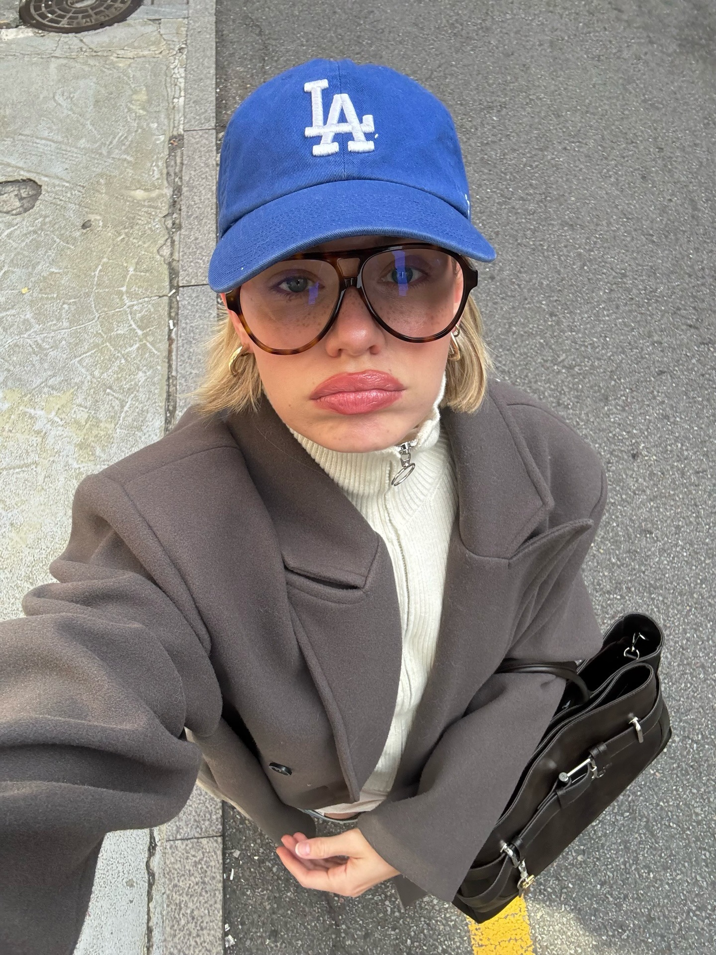 Fashion person Linda Sza wears the zip up knitted jacket trend.