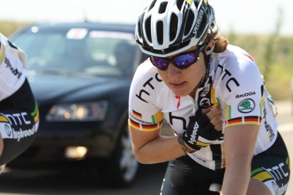 A word back to the team car - Ina Yoko Teutenberg (HTC-Highroad)