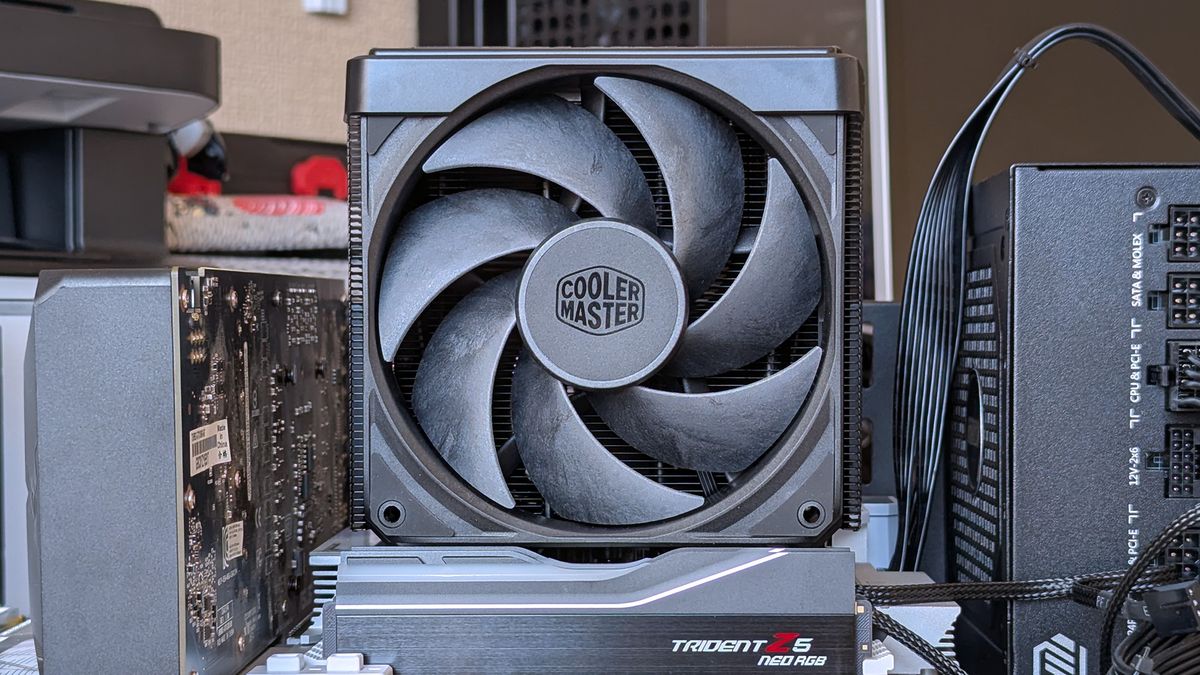 Cooler Master V8 ACE 3DHP installed on a test bench with RAM, power supply, and graphics card visible.